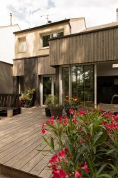 Extension sur terrasse avec bardage bois, ouverture de baies pour apporter de la lumière